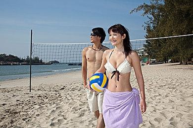 《Swords & Slippers》新视频 白雪公主拿大斧砍人